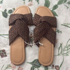 Old Navy’s Soft Twist Sandals 🤎